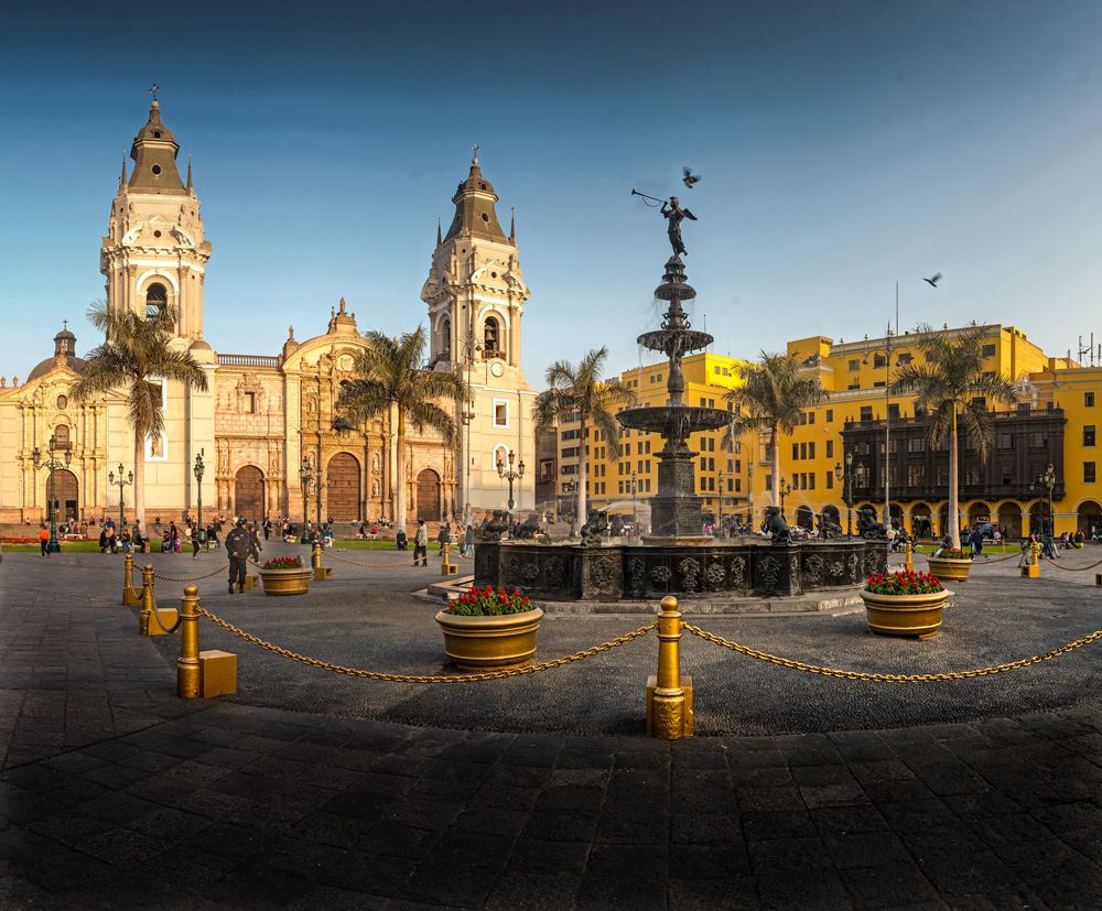 La Plaza Mayor de Lima avec sa fontaine en bronze, la cathédrale et les bâtiments coloniaux jaunes