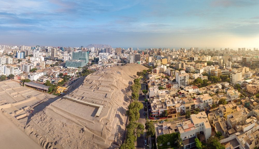 Vue aérienne de la pyramide d’adobe de Huaca Pucllana au milieu des immeubles de Miraflores