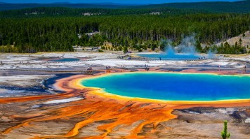 La Grand Prismatic Spring de Yellowstone, source chaude aux bords orange et au centre bleu turquoise