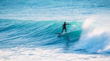 Surfeur sur une vague de l’océan Pacifique en Californie