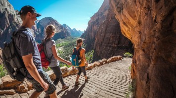 Randonneurs sur un sentier taillé dans la roche d’un canyon de l’Utah