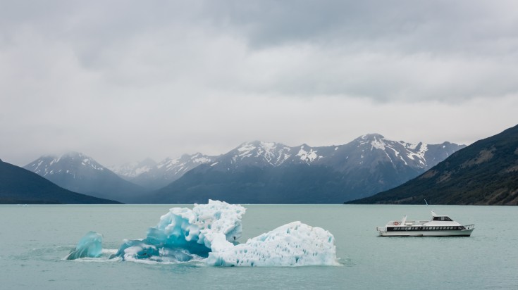 Eaux laiteuses du lac Argentino face aux montagnes