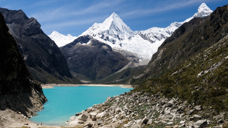 La lagune turquoise de Parón au pied de l’Artesonraju, dans la Cordillère Blanche