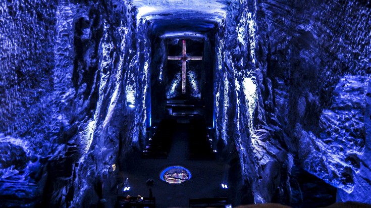 Explorer une cathédrale de sel souterraine