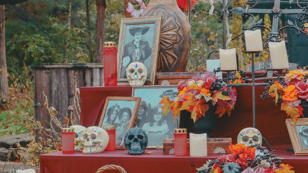 Autel et fleurs de la fête des morts au Mexique