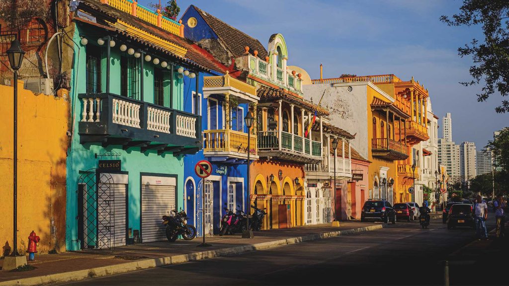 Rue colorée d’une ville de Colombie