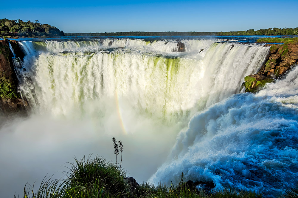 La gorge du Diable vue depuis la passerelle argentine, avec un arc-en-ciel dans les embruns