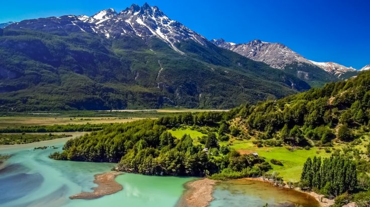 Sommets enneigés et rivière turquoise dans la région du Cerro Castillo, en Patagonie chilienne