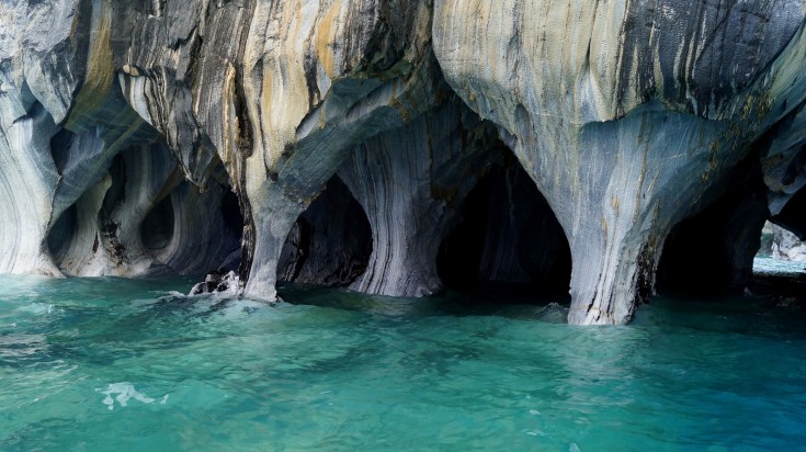 Grottes de marbre aux parois veinées de gris et de blanc au-dessus d'une eau turquoise, sur le lac General Carrera