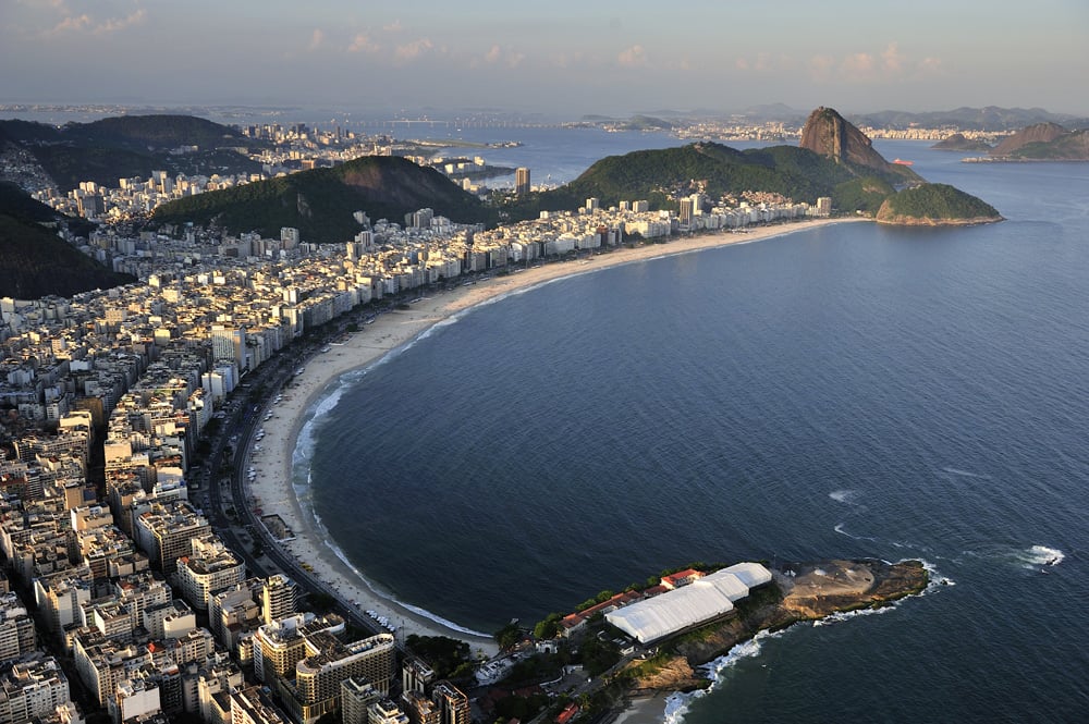 Vue aérienne de la plage de Copacabana et du Pain de Sucre
