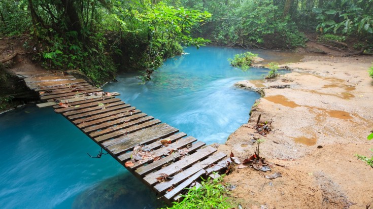 Eaux turquoise du Rio Celeste dans le parc national du volcan Tenorio