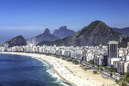 Vue aérienne de Rio de Janeiro, de ses montagnes et de ses plages