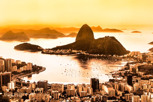 Rio de Janeiro vue depuis les hauteurs, avec la baie et les montagnes