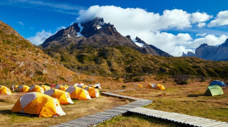 Randonneurs devant le massif Torres del Paine, au Chili