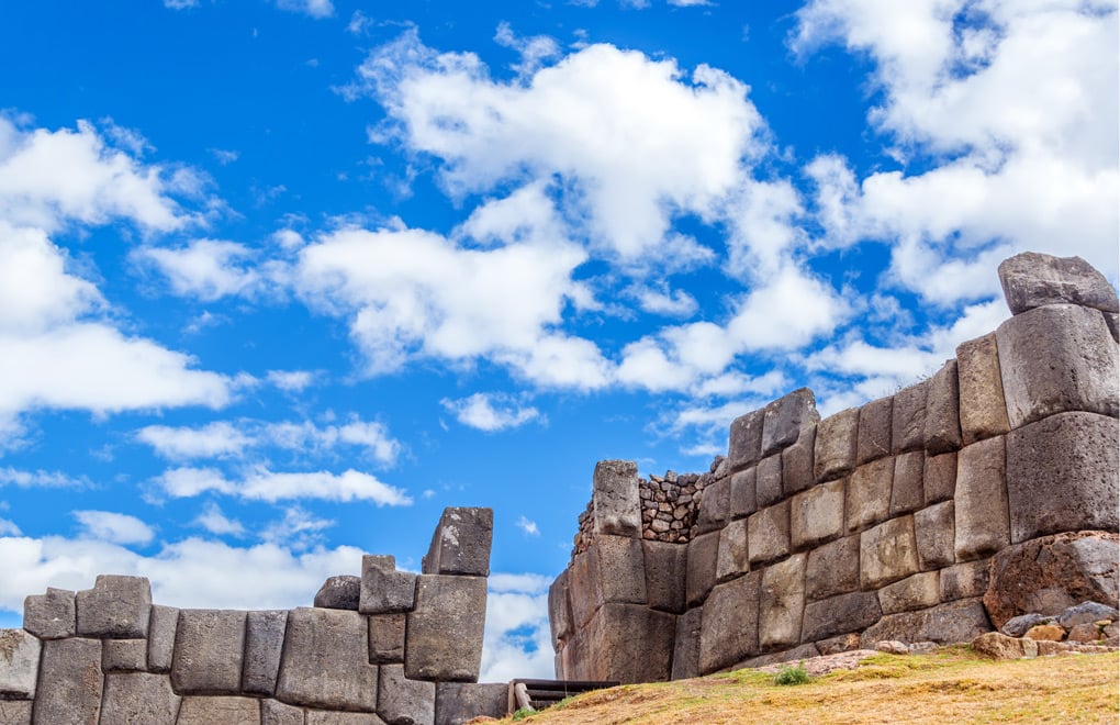 Murailles incas en blocs de pierre géants de la forteresse de Sacsayhuamán, au-dessus de Cusco