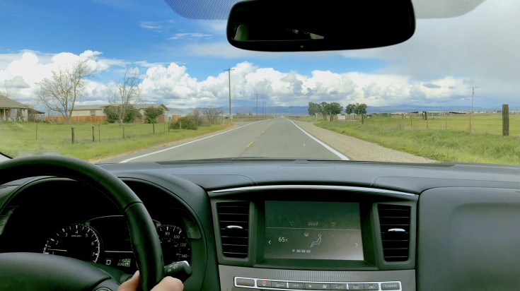Route rectiligne traversant la steppe patagonienne