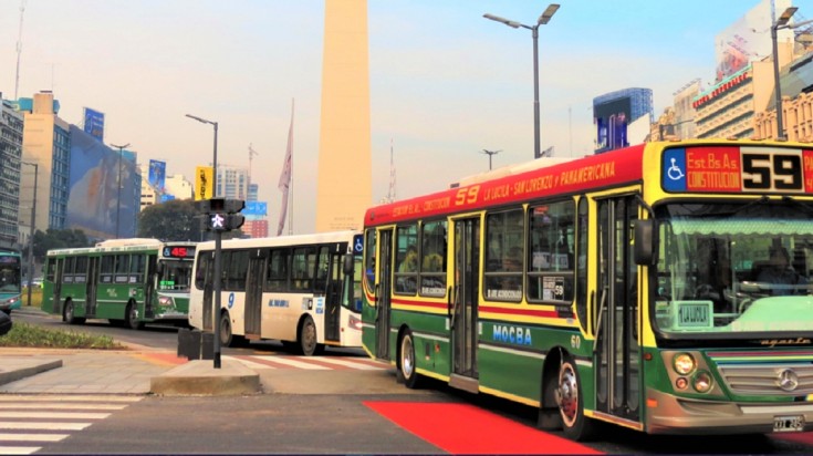 Bus de longue distance sur une route de montagne dans les Andes