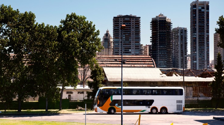 Bus de longue distance sur une route andine