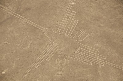 Géoglyphe des lignes de Nazca vu du ciel