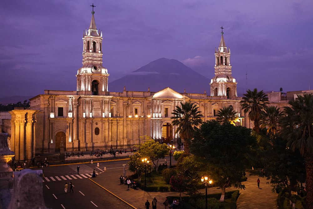 Arequipa : architecture coloniale en pierre blanche au pied des volcans