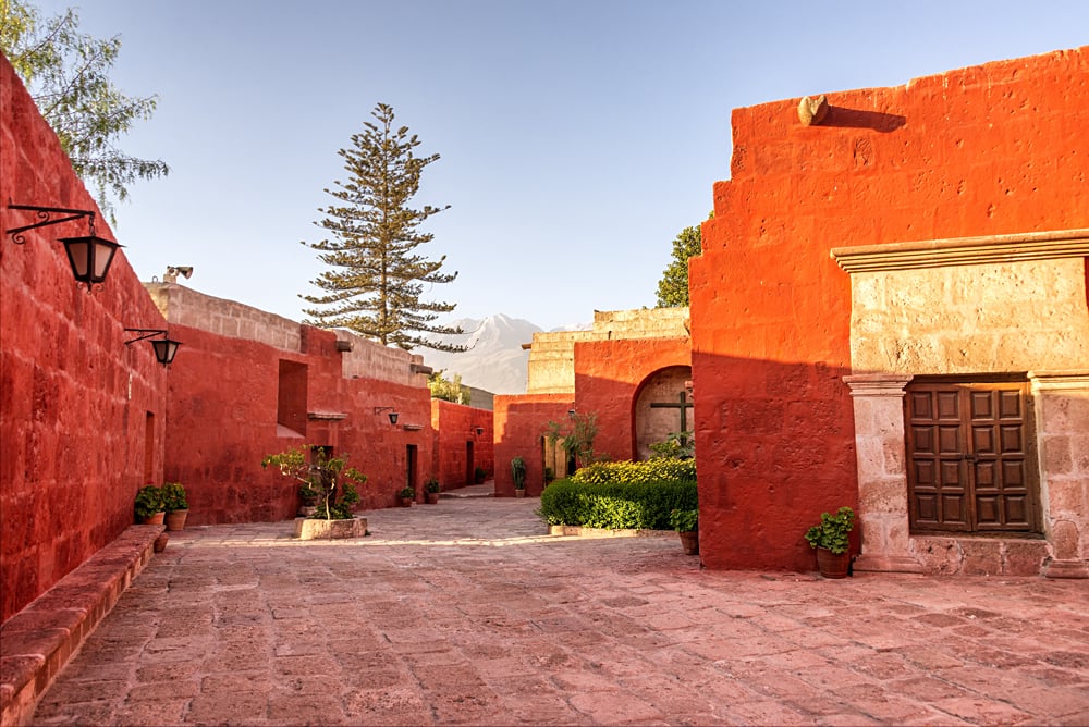 Arequipa : architecture coloniale en pierre blanche au pied des volcans