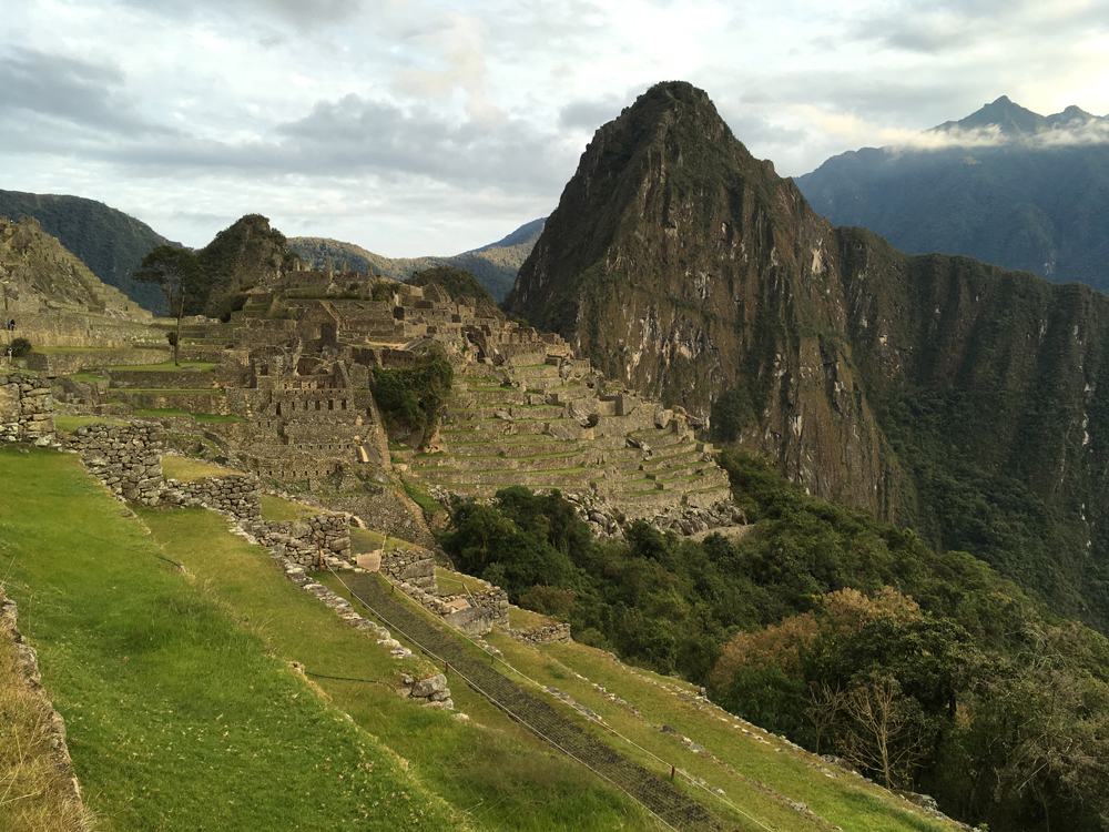 Terrasses agricoles et secteur urbain du Machu Picchu au pied du Huayna Picchu, en fin de journée
