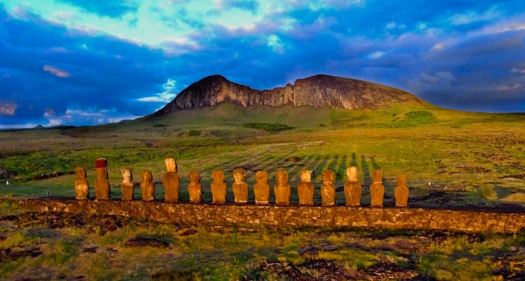 Les quinze moaï de l’ahu Tongariki au pied du volcan Rano Raraku