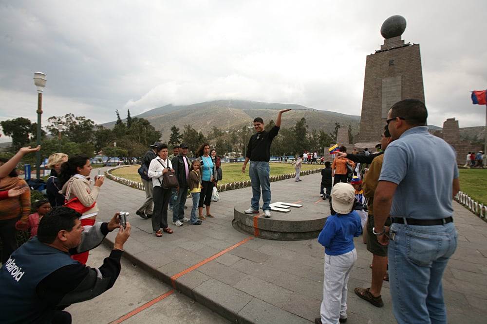 Enfants et adultes sur la ligne de l&rsquo;équateur près de Quito