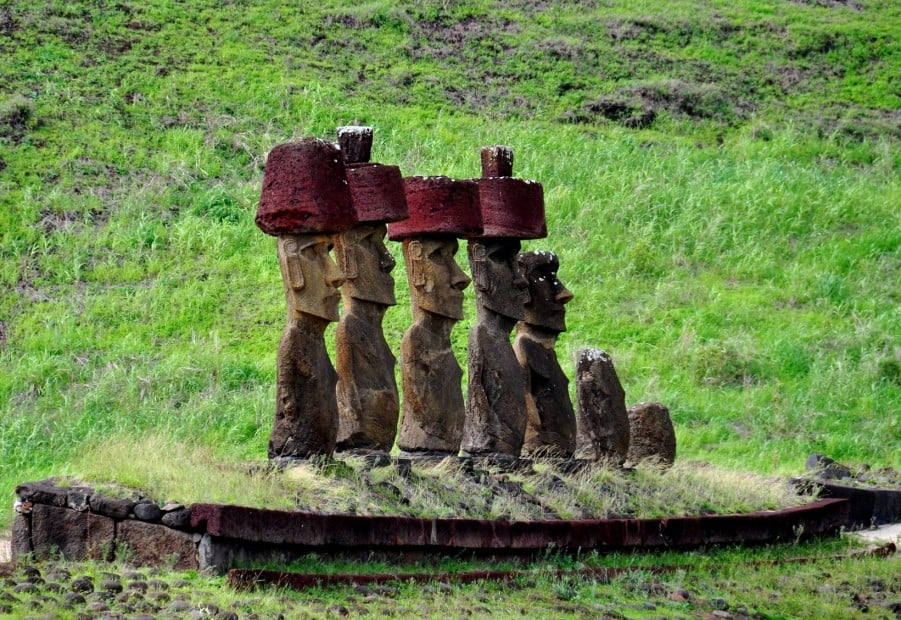 Moais de l&rsquo;île de Pâques face à l&rsquo;océan Pacifique