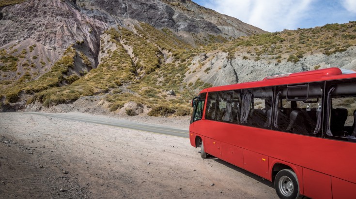 Bus de longue distance franchissant la cordillère des Andes