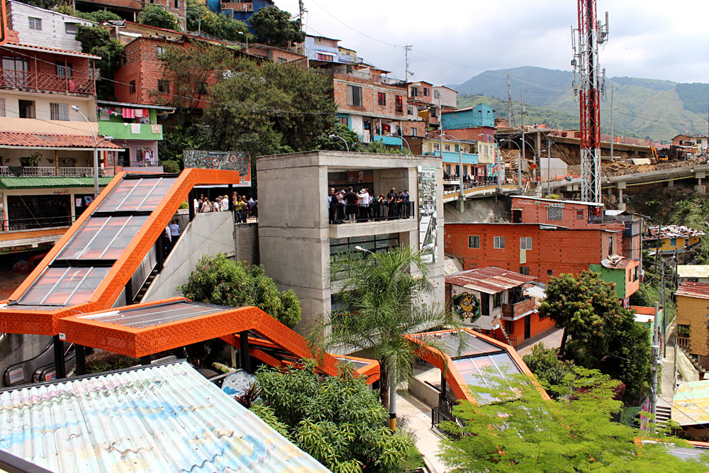 Quartier de Medellín avec ses escaliers mécaniques