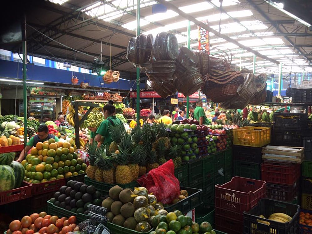 Étals de fruits tropicaux sur un marché de Bogota