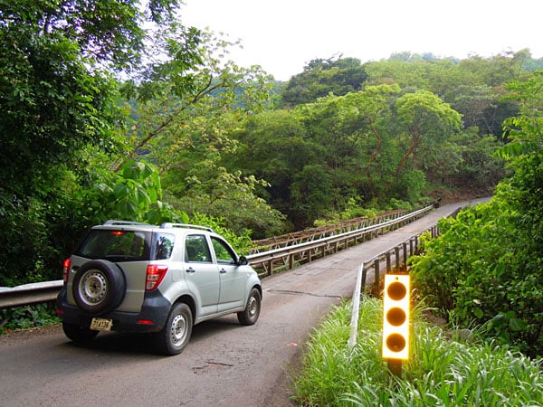 Voiture de location sur une route du Costa Rica