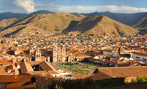 Participants en costumes traditionnels à Sacsayhuamán