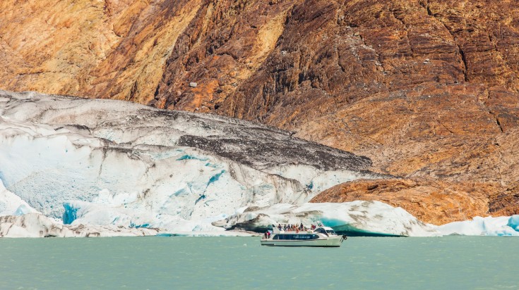 Bateau naviguant entre les icebergs du lac Viedma