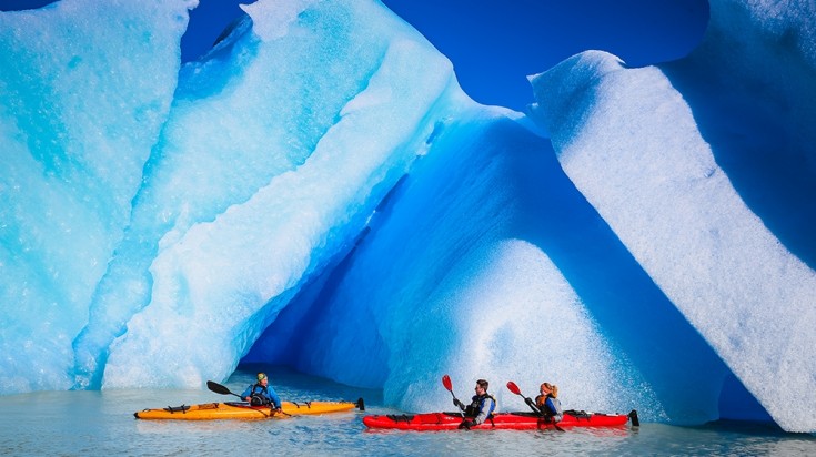 Kayakistes sur le lac Grey devant le glacier