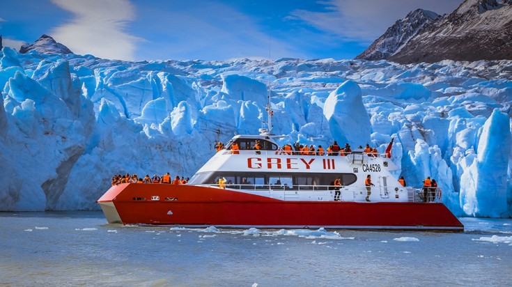 Bateau naviguant près du front du glacier Grey