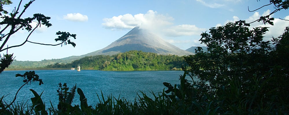 Route traversant la forêt tropicale du Costa Rica