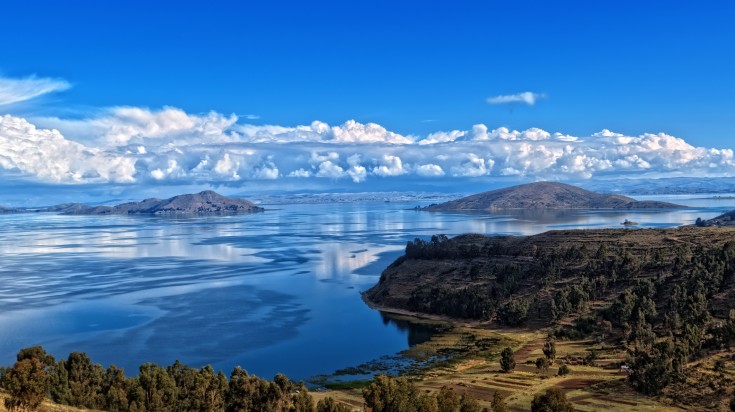 Vue sur le lac Titicaca, ses îles et ses rives sous un ciel bleu