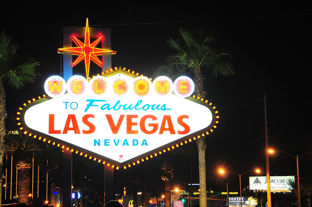 Le panneau «&nbsp;Welcome to Fabulous Las Vegas&nbsp;» illuminé la nuit