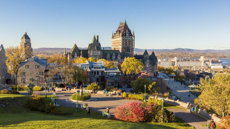 Le Château Frontenac dominant le Vieux-Québec et le Saint-Laurent