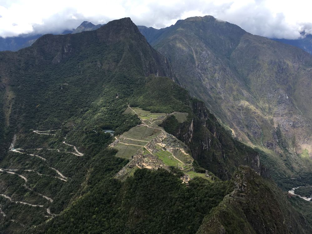 Le Huayna Picchu dominant les ruines du Machu Picchu, au Pérou