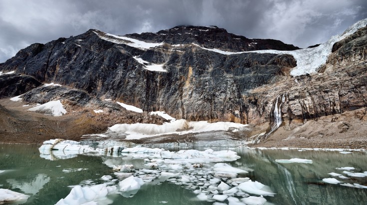 Lac glaciaire dans les Rocheuses canadiennes