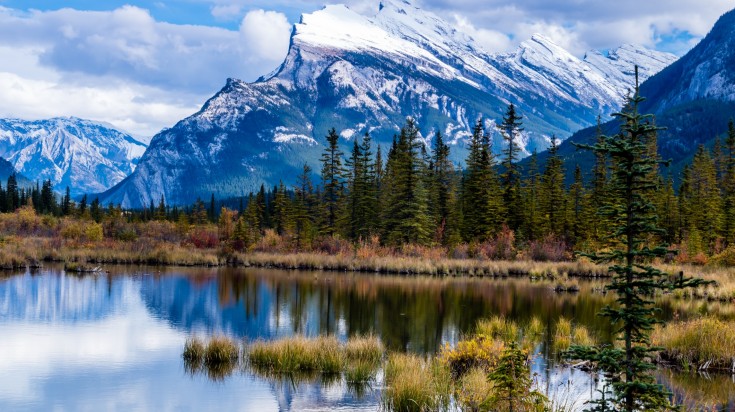 Lac glaciaire dans les Rocheuses canadiennes