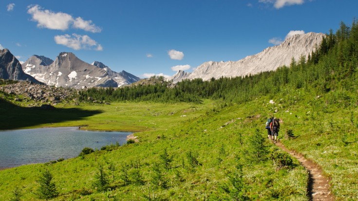 Lac glaciaire dans les Rocheuses canadiennes