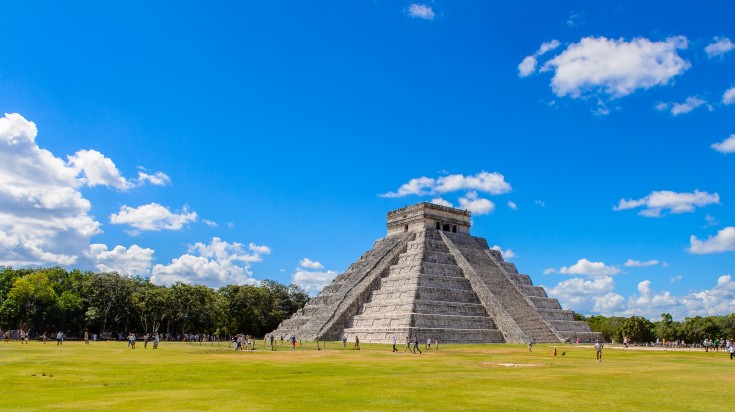 La pyramide El Castillo vue depuis l’esplanade herbeuse de Chichén Itzá