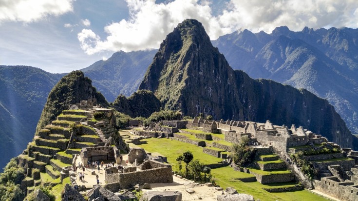La citadelle inca du Machu Picchu et ses terrasses, dominées par le pic du Huayna Picchu