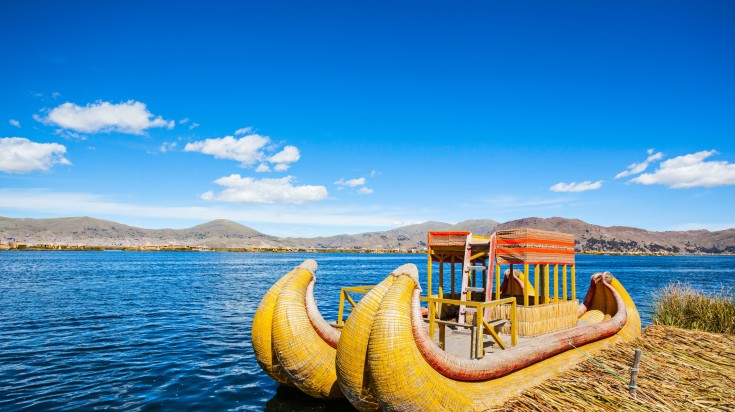 Bateau traditionnel en roseaux de totora sur le lac Titicaca, près des îles flottantes des Uros