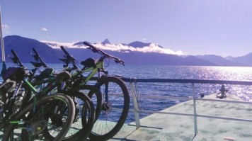 Lac et volcan dans la région des lacs du Chili