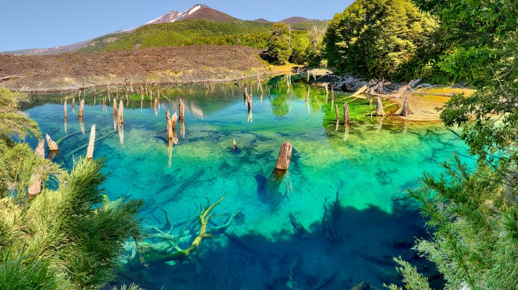 Lac et volcan dans la région des lacs du Chili